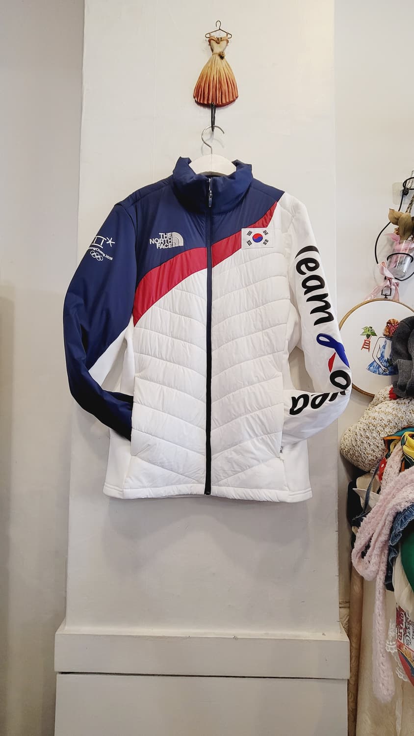 노스페이스. 평창 국대 유니폼 경량패딩 상품이미지4