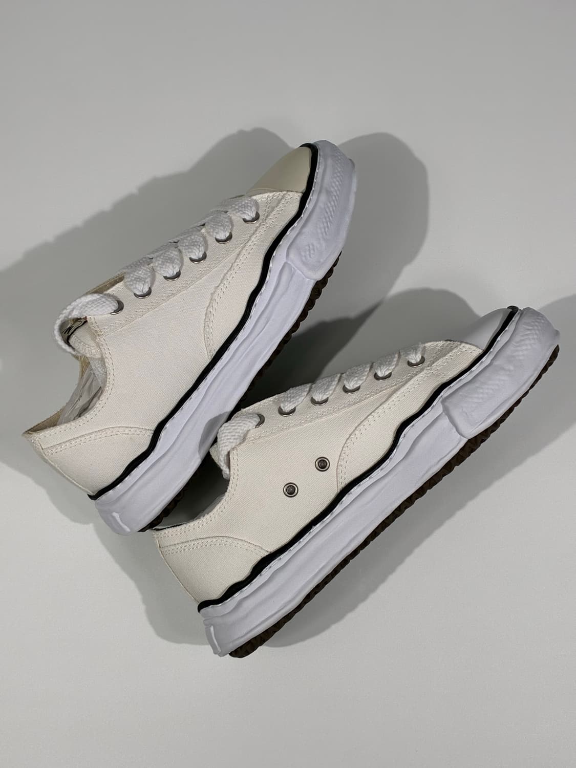 메종 미하라 야스히로 피터슨 OG 솔 캔버스 로우 스니커즈 화이트 상품이미지3