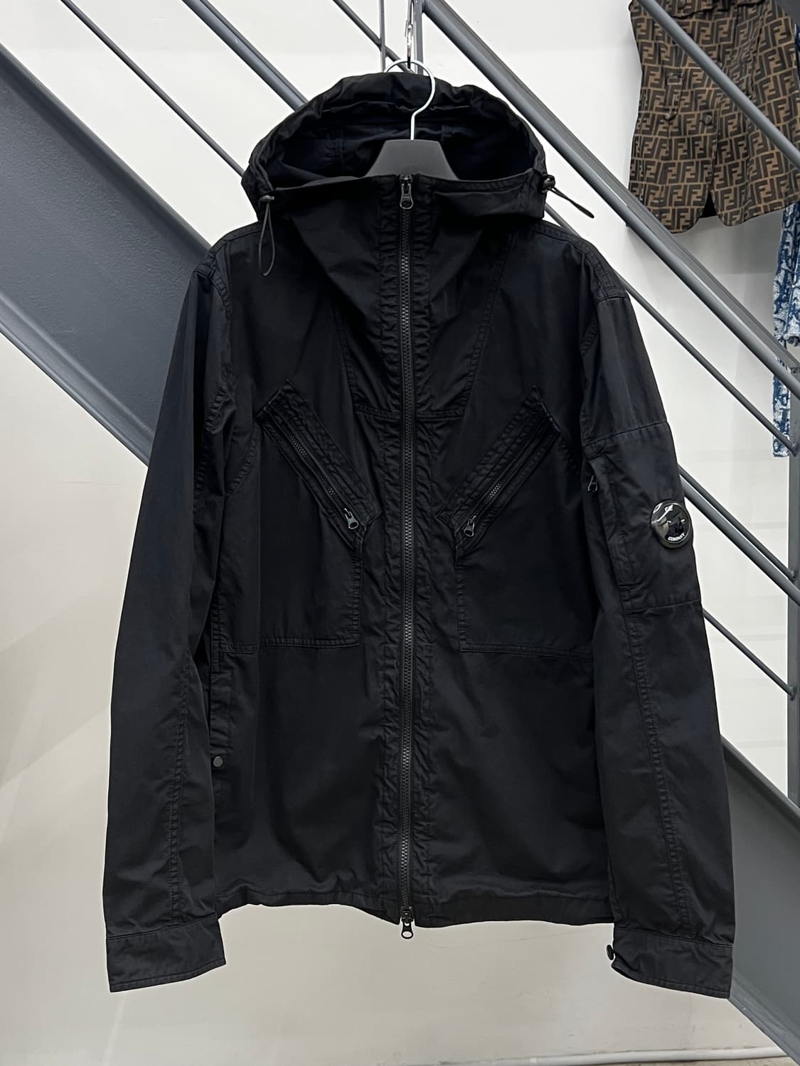 CP컴퍼니 렌즈 와펜 블랙 하이넥 후드 자켓 상품이미지1