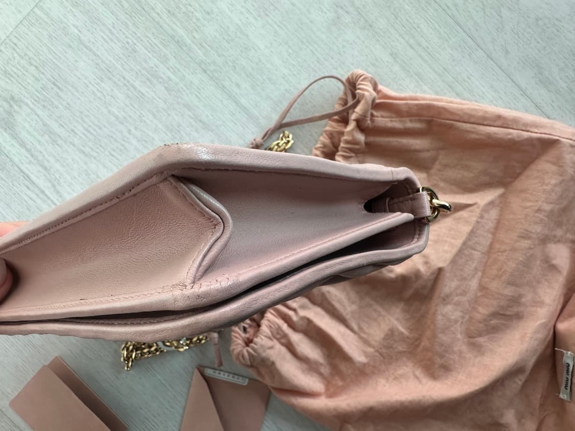 미우미우 마트라쎄 woc체인크로스백핑크 상품이미지7