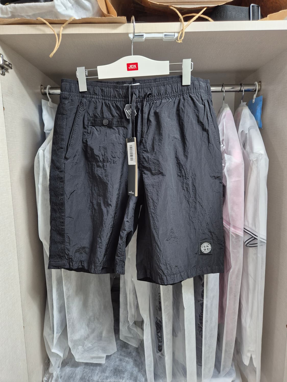 새상품 미시착 24년식 M-30-32 스톤아일랜드 메탈나일론 반바지 상품이미지1