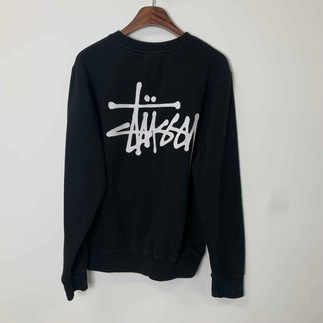 스투시 스탁로고 블랙 맨투맨 상품이미지4