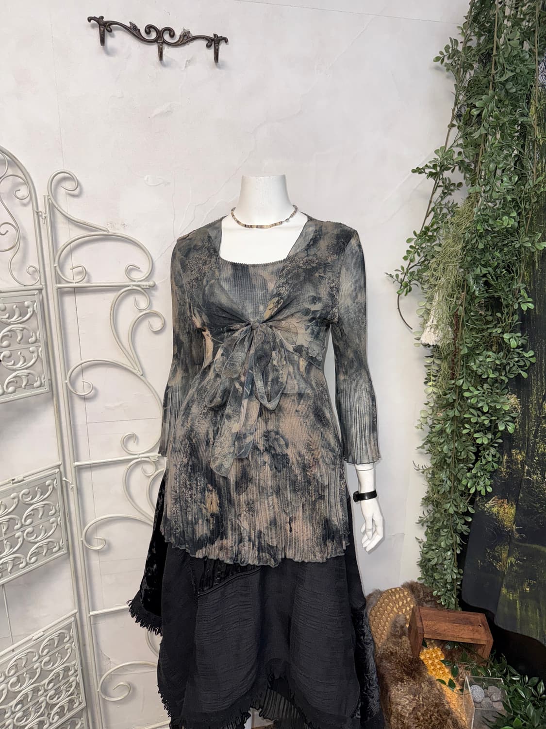 Charcoal oriental floral pleats blouse  상품이미지7