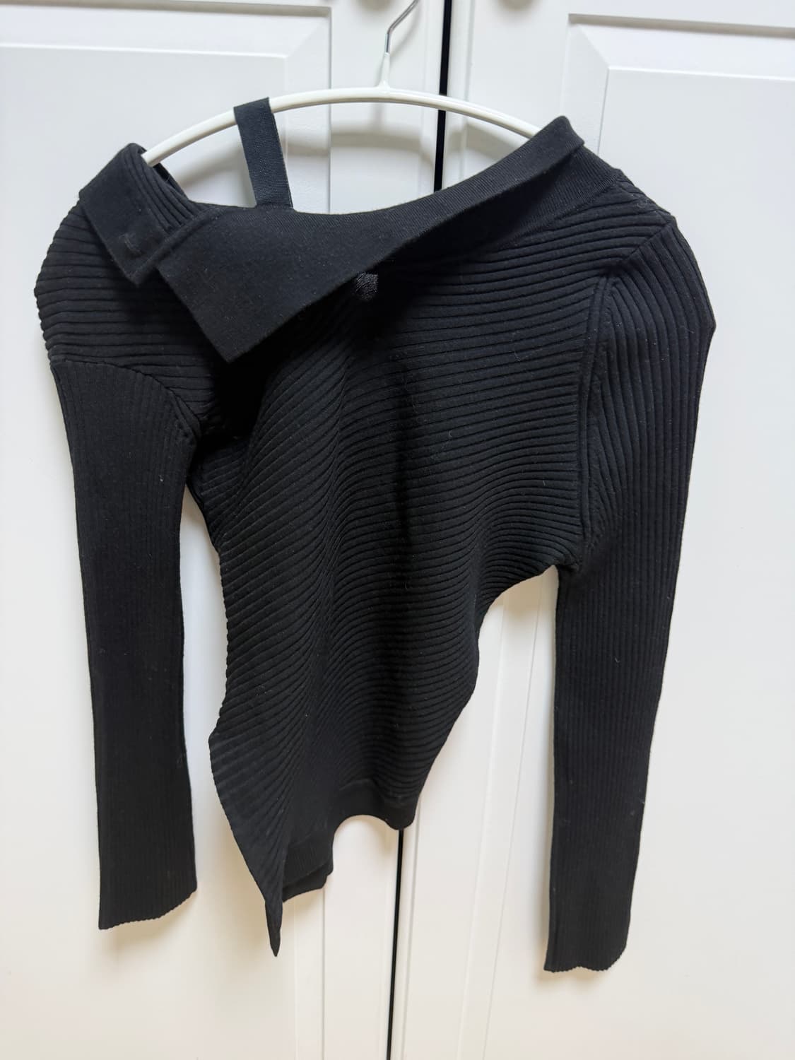 자크뮈스 언발란스 오프숄더 탑 강민경 장윤주 착용 상품이미지3