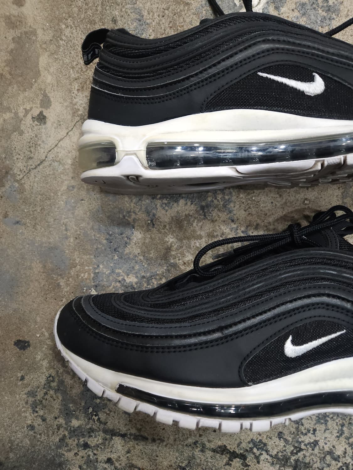 나이키 에어맥스97 블랙 화이트 305mm

 상품이미지5