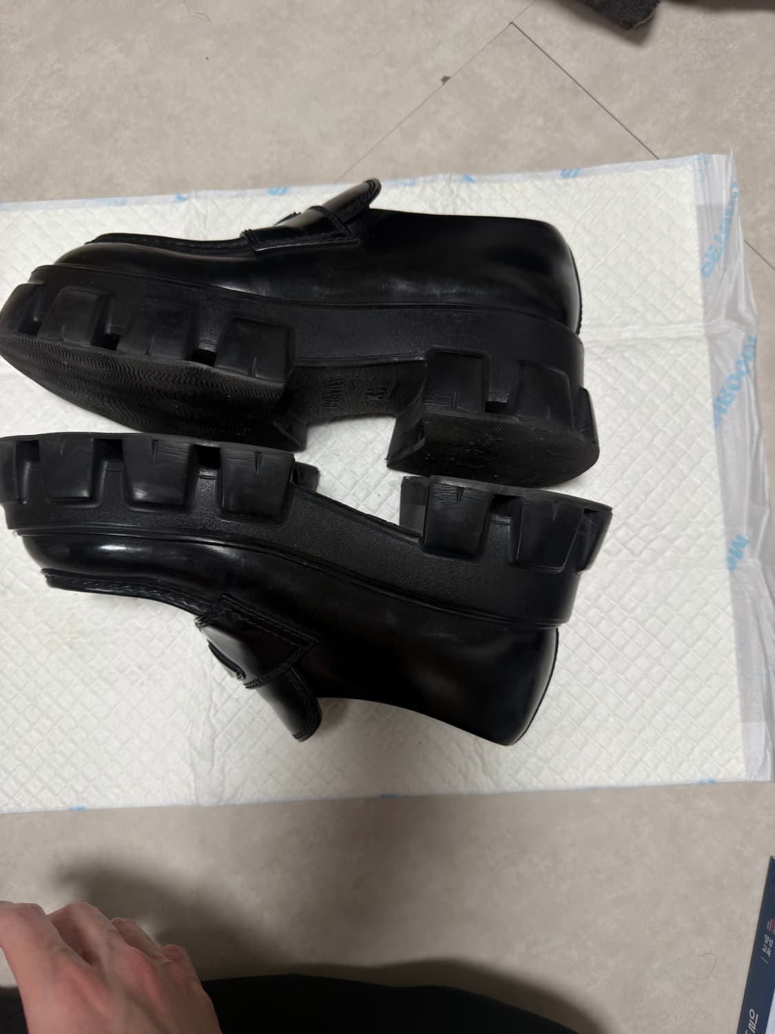 프라다 모놀리스 로퍼 상품이미지2