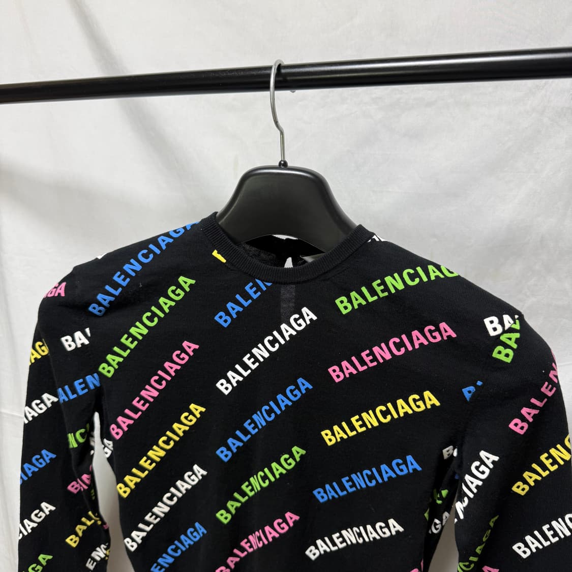 발렌시아가 멀티컬러 로고 올오버 니트 스웨터 상품이미지2