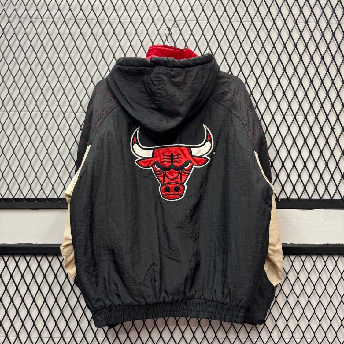 90s 스타터 X NBA 점퍼 사이드 로곧 디테일 레드 블랙 상품이미지2