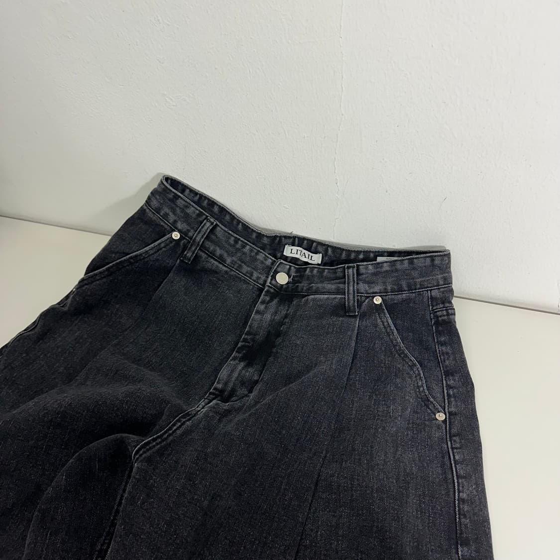 L 리테일 와이드핏 투턱 흑청 데님팬츠 상품이미지5