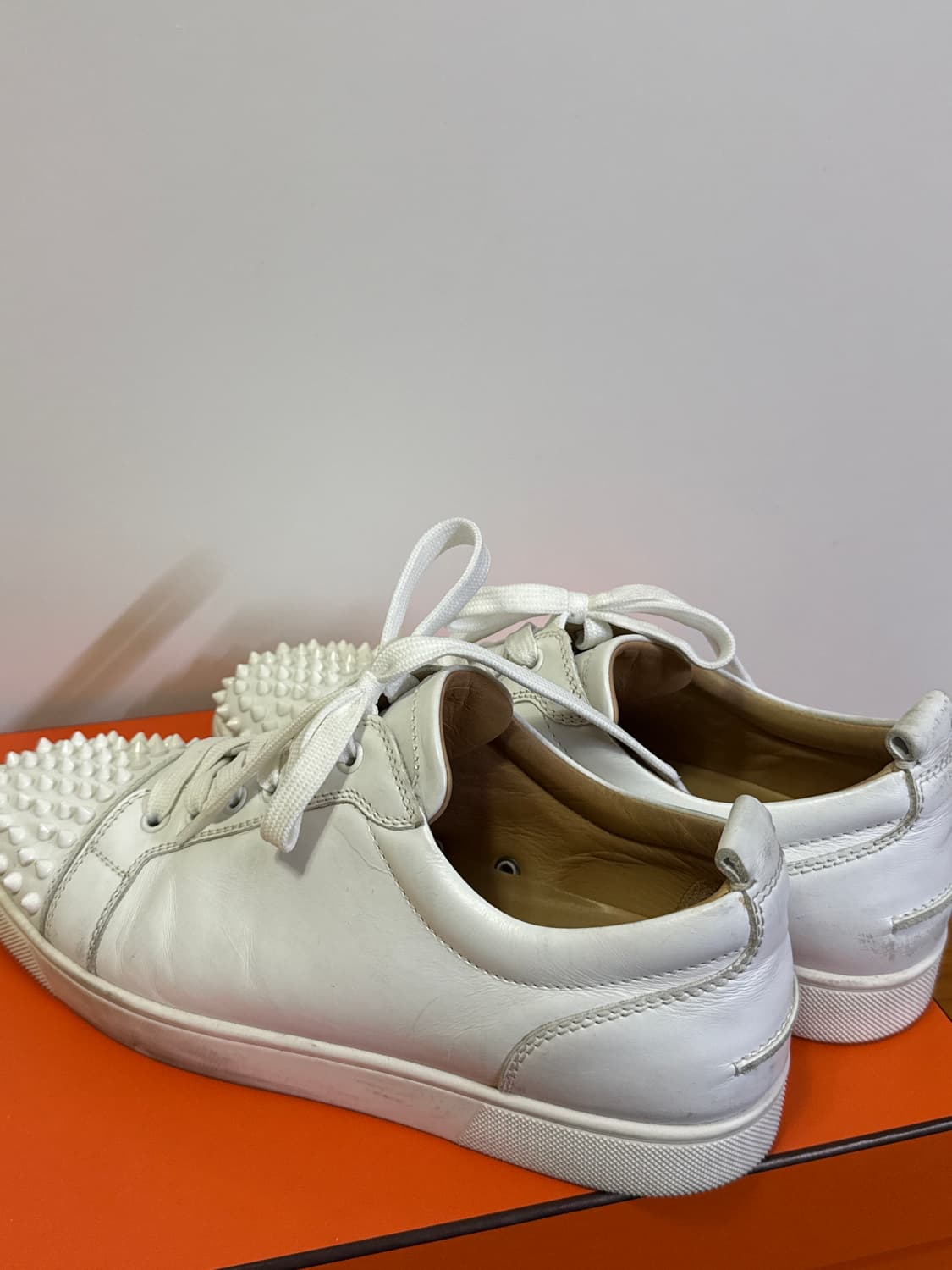 크리스찬루부탱 스파이크 로우 스니커즈 상품이미지3