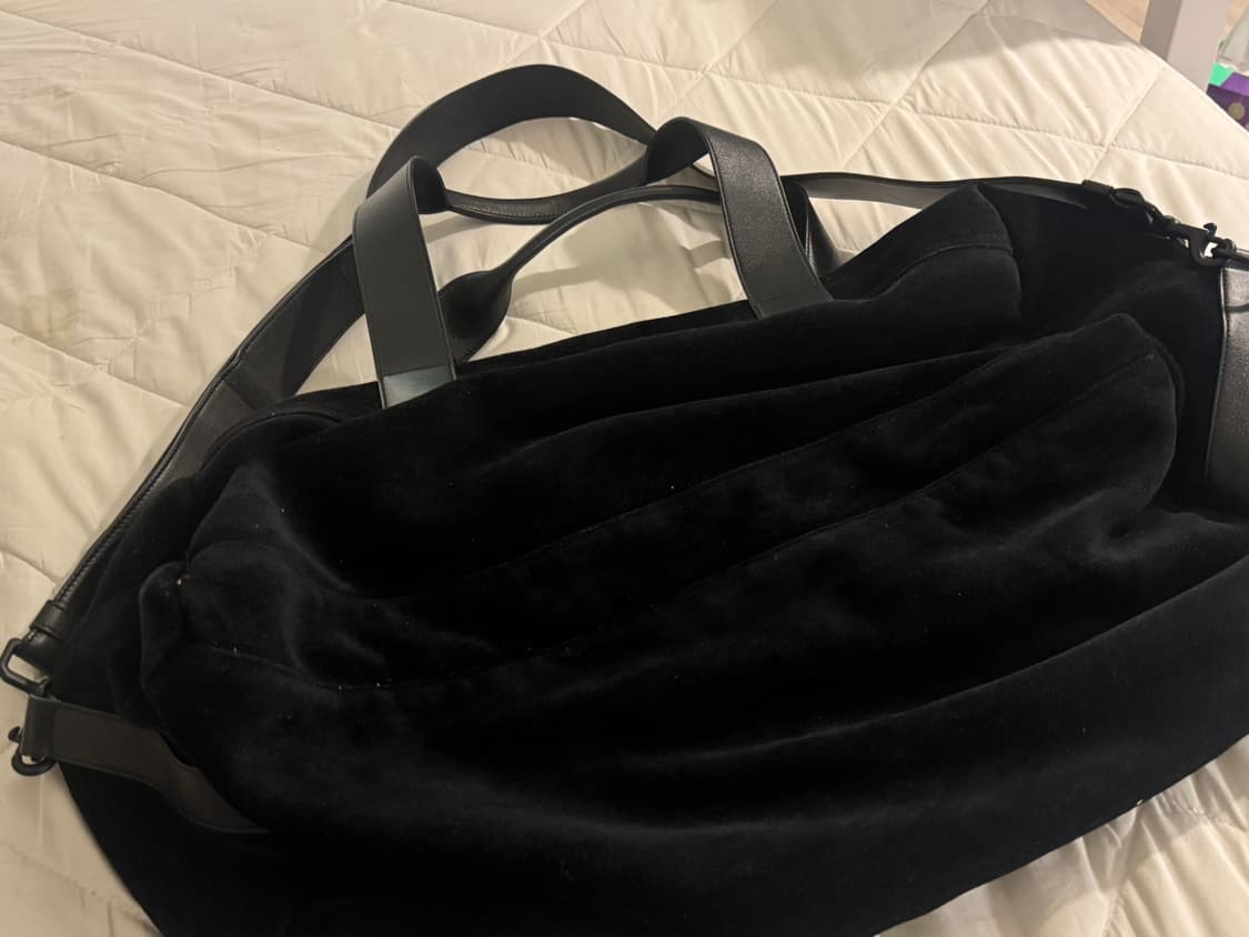 생로랑 자수 로고 스웨이드 더플 백 상품이미지4