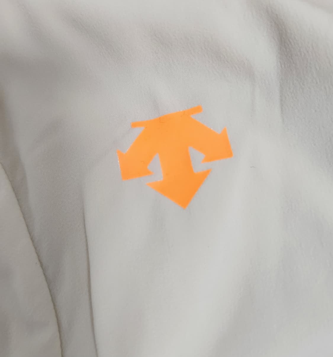 데상트 경량 트레이닝 후드집업 상품이미지2