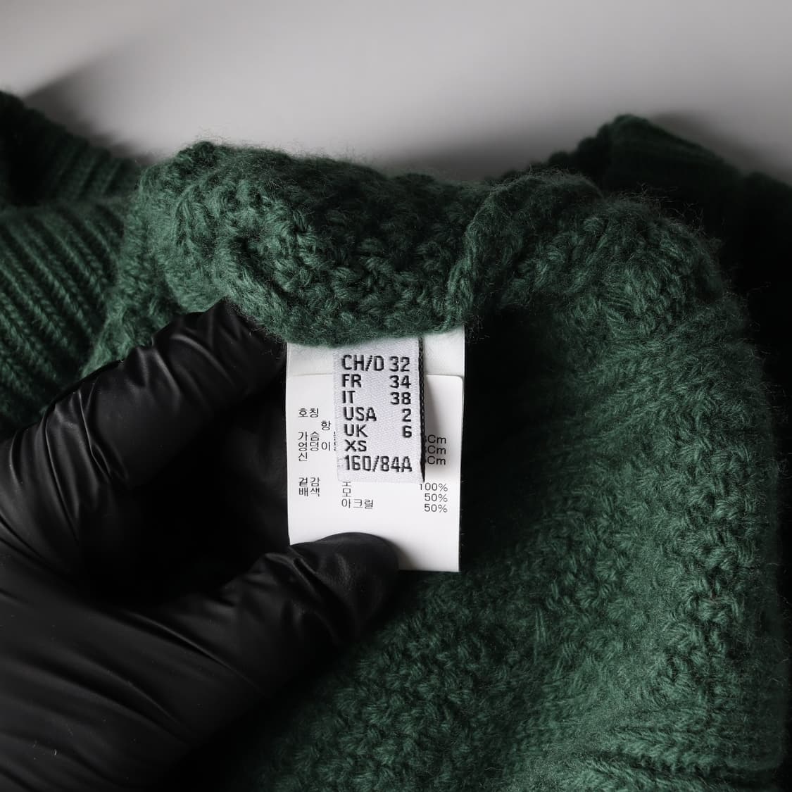 발리 23FW 그린 로고 자수 울 크루넥 케이블 니트 스웨터 상품이미지4