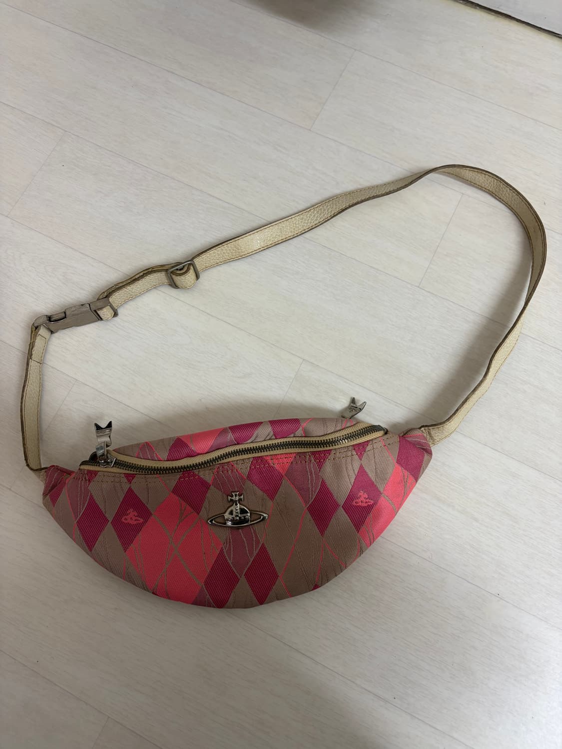  비비안웨스트우드 슬링백 힙색 정품 상품이미지1