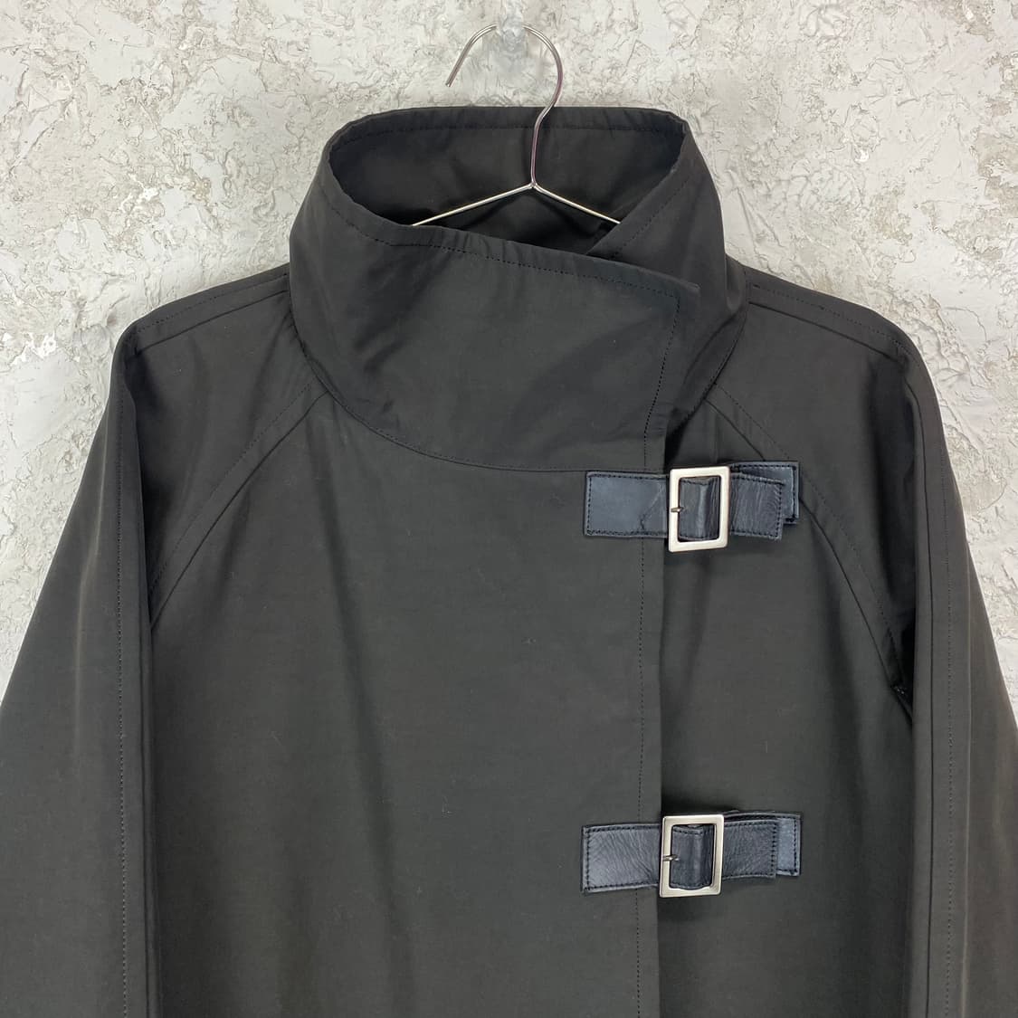 요시에 이나바 애시메트릭 레더 버클 코트 상품이미지2