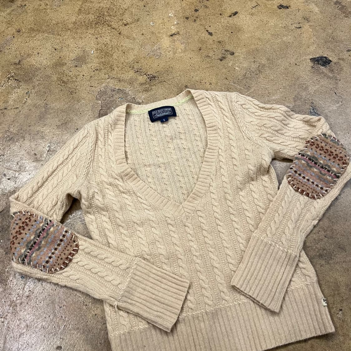 폴로 진스 컴퍼니 빈티지 베이지 브이넥 꽈배기 니트  상품이미지1