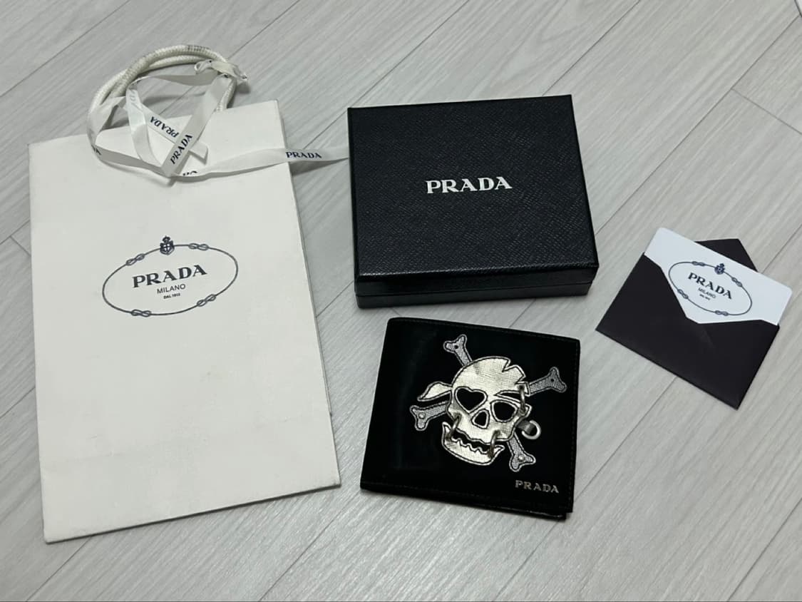 Prada tessuto skull wallet 상품이미지1