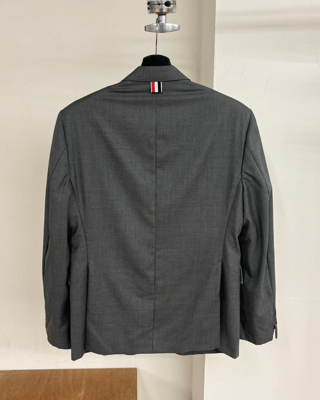 톰 브라운 그레이 노치드 라펠 블레이저 자켓 상품이미지6