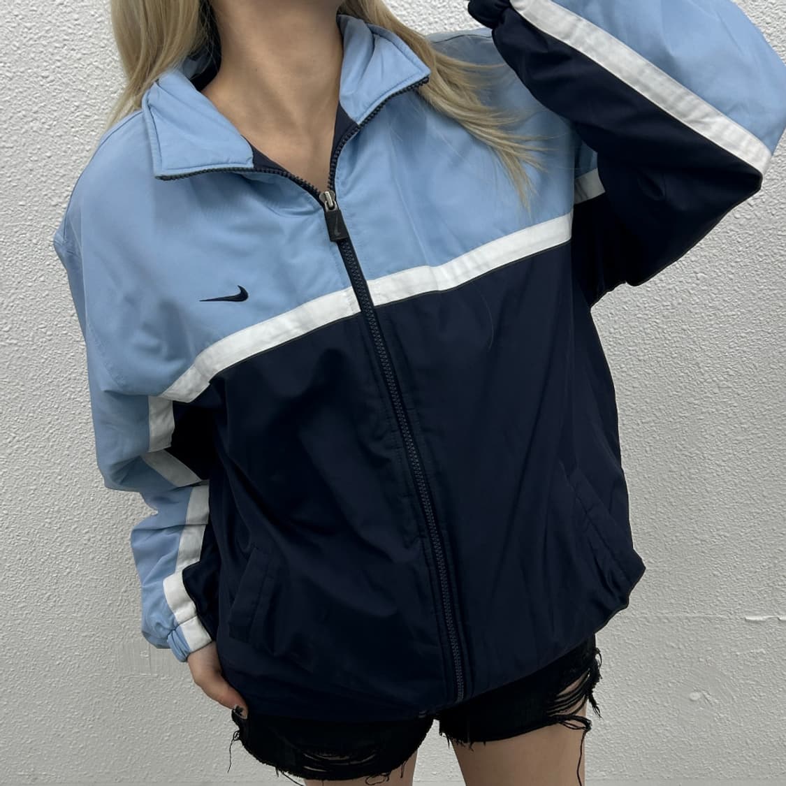 나이키 스우시 올드스쿨 시나모롤 네이비패딩 L 상품이미지1