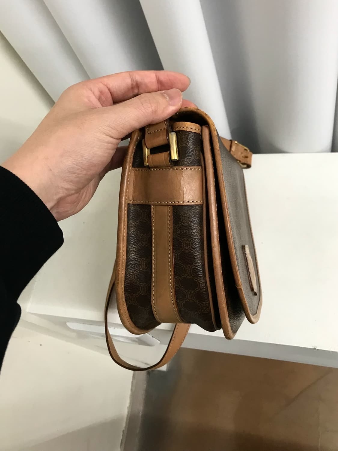 셀린느 가죽 로고 마카담 크로스백 상품이미지2