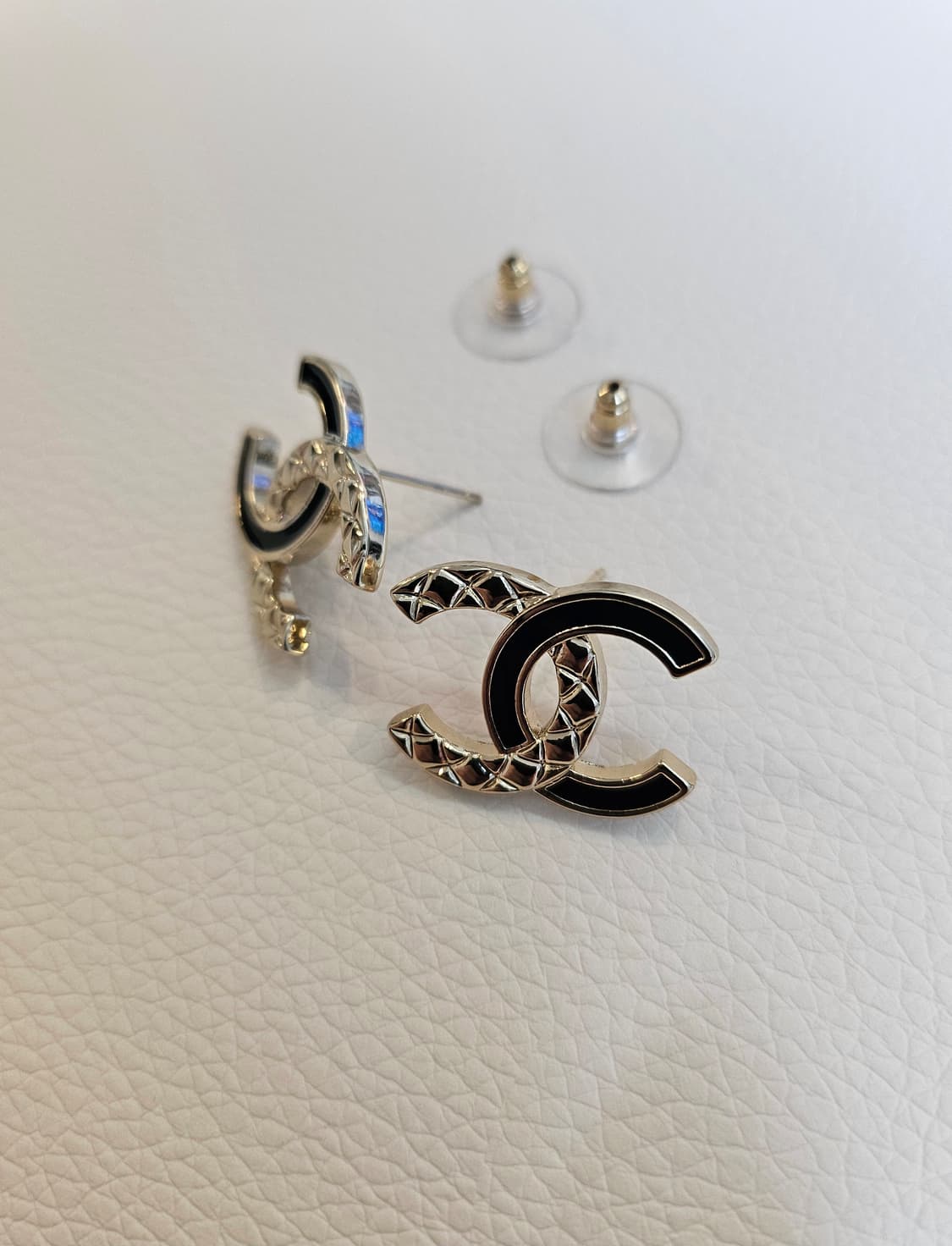 샤넬 블랙&골드퀼팅 CC 샴페인골드 스터드 귀걸이 업사이클링 상품이미지5