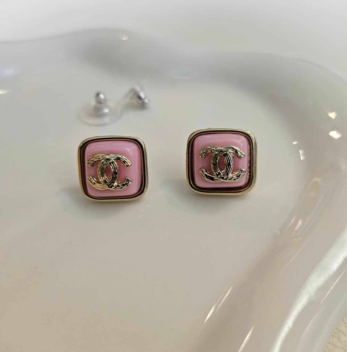 샤넬 업사이클링 펄사각 핑크단추 귀걸이 상품이미지2