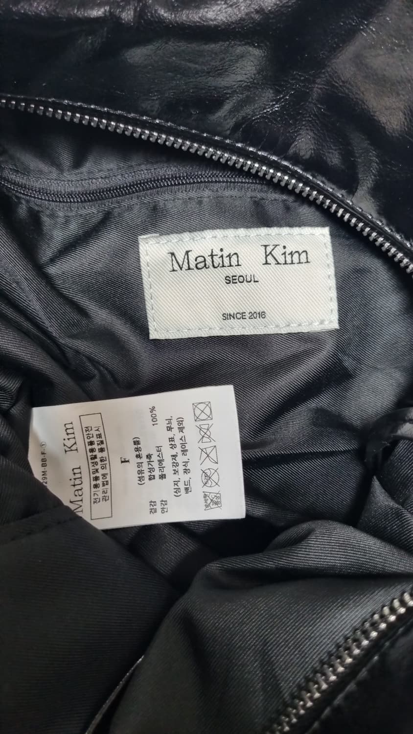 마틴킴(Matin Kim) 시그니처 로고 플레이트 가방 블랙 상품이미지4