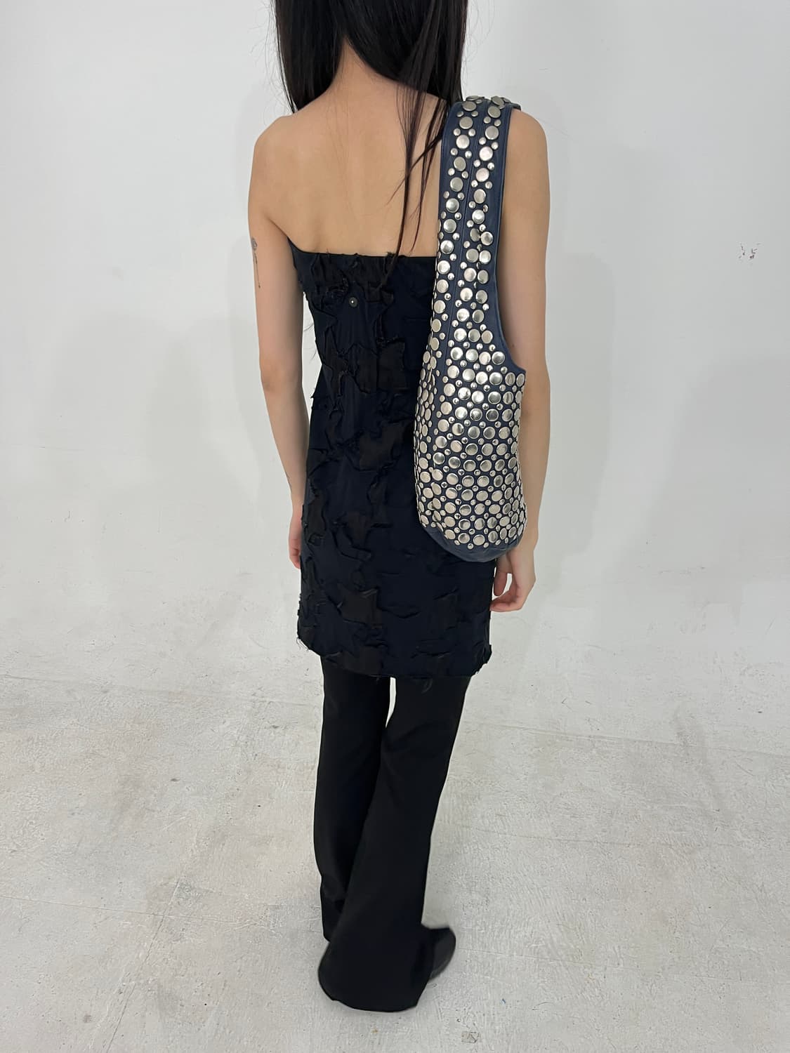 Stud navy leather shoulder bag 상품이미지3