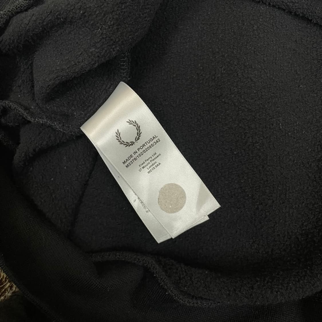 프레드페리 Fred Perry 블랙 백로고 기모 맨투맨 40 상품이미지3