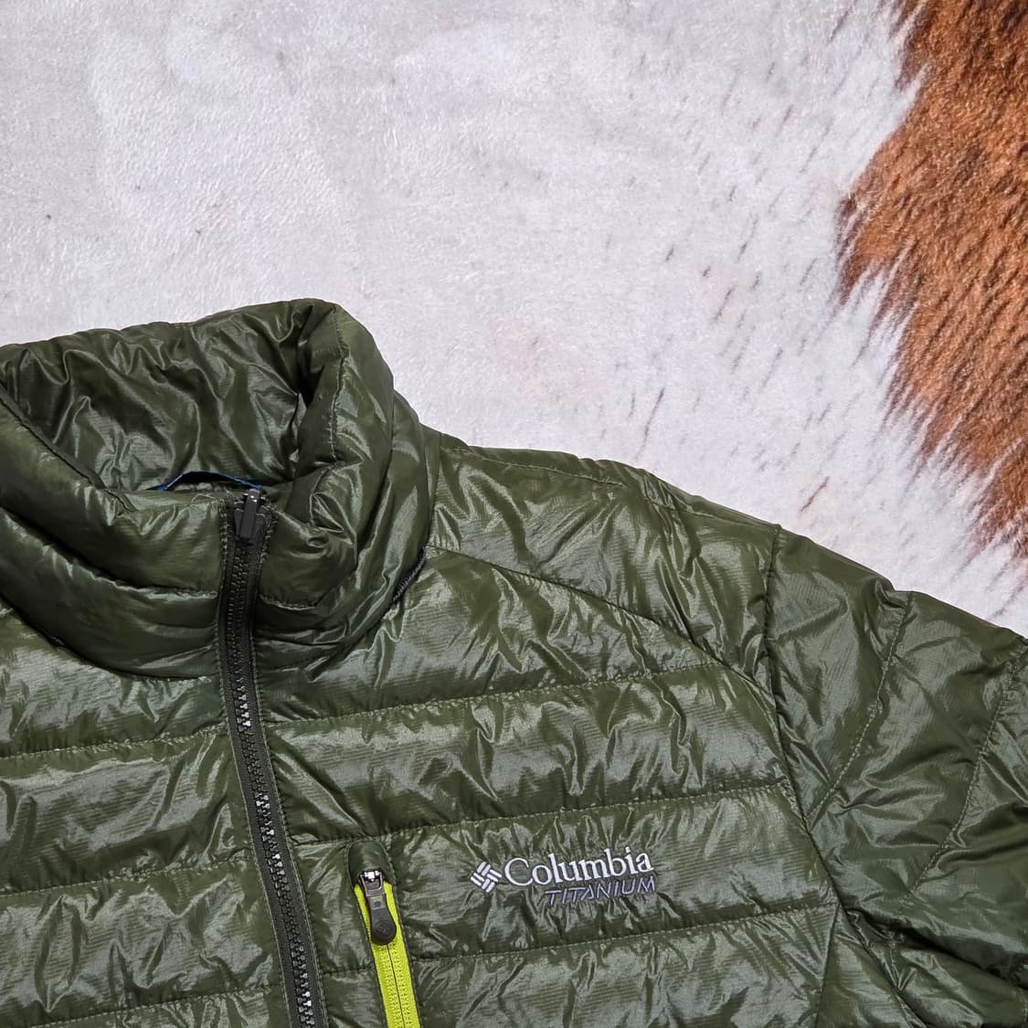 컬럼비아 투지퍼 티타늄 구스다운 경량 패딩 카키 상품이미지2