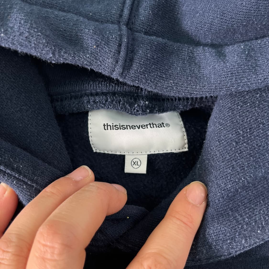 105 디스이즈네버댓 빅로고 네이비 후드티  상품이미지3