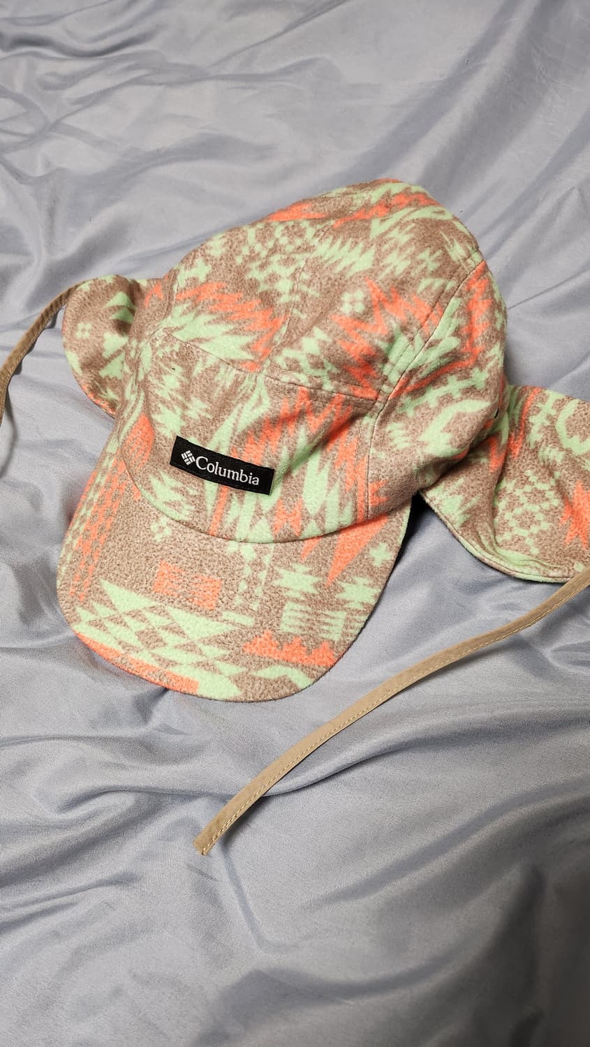 Columbia 패턴 이어플랩 캡 상품이미지1