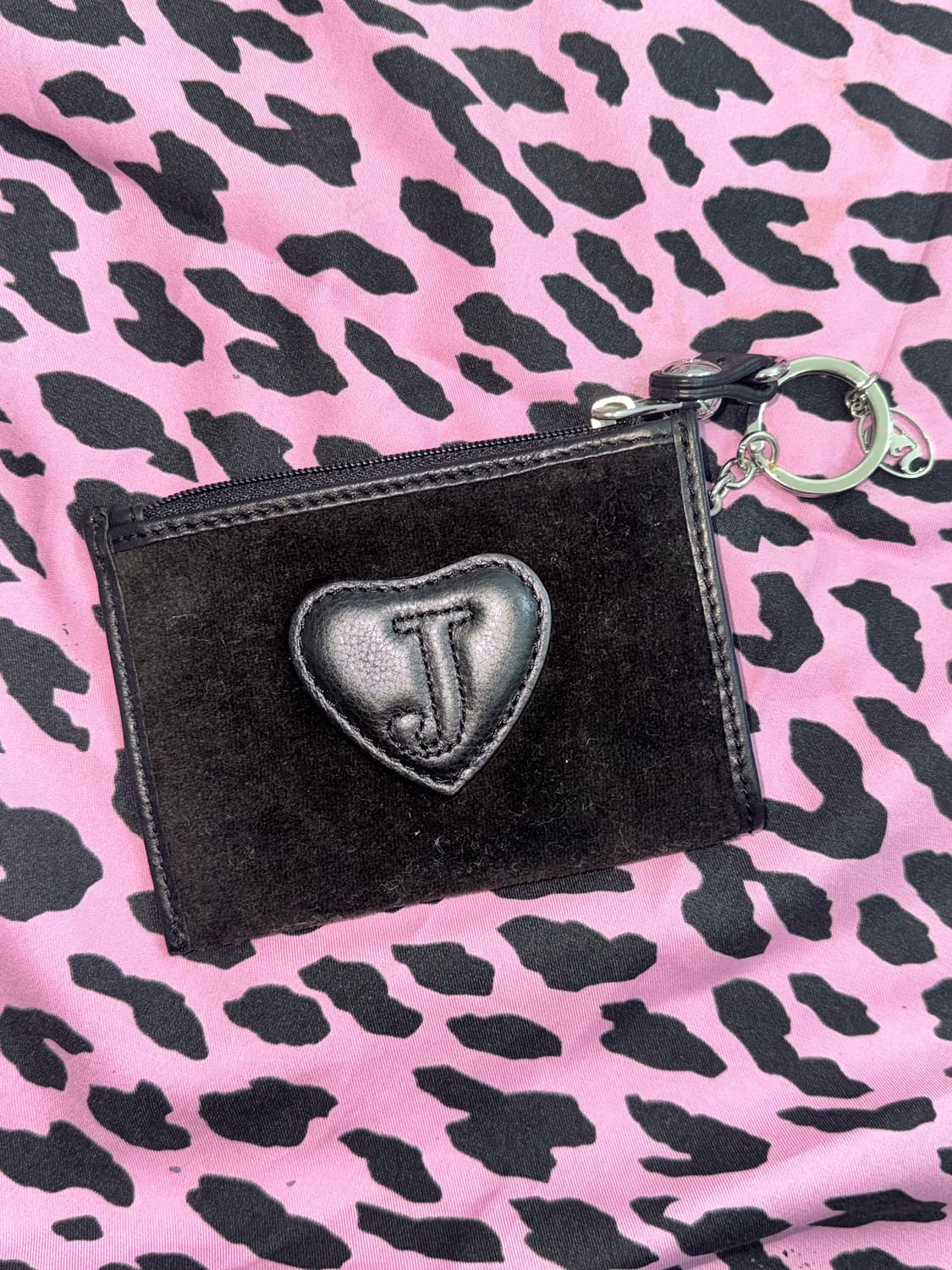 쥬시꾸뛰르 블랙 큐빅 로고자수 디테일 키드지갑  상품이미지2