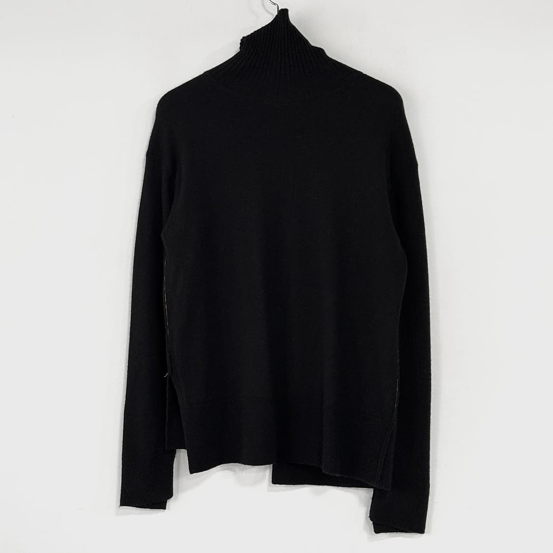 시스템 언발 헴 터틀넥 울 니트 (BLACK) 상품이미지5