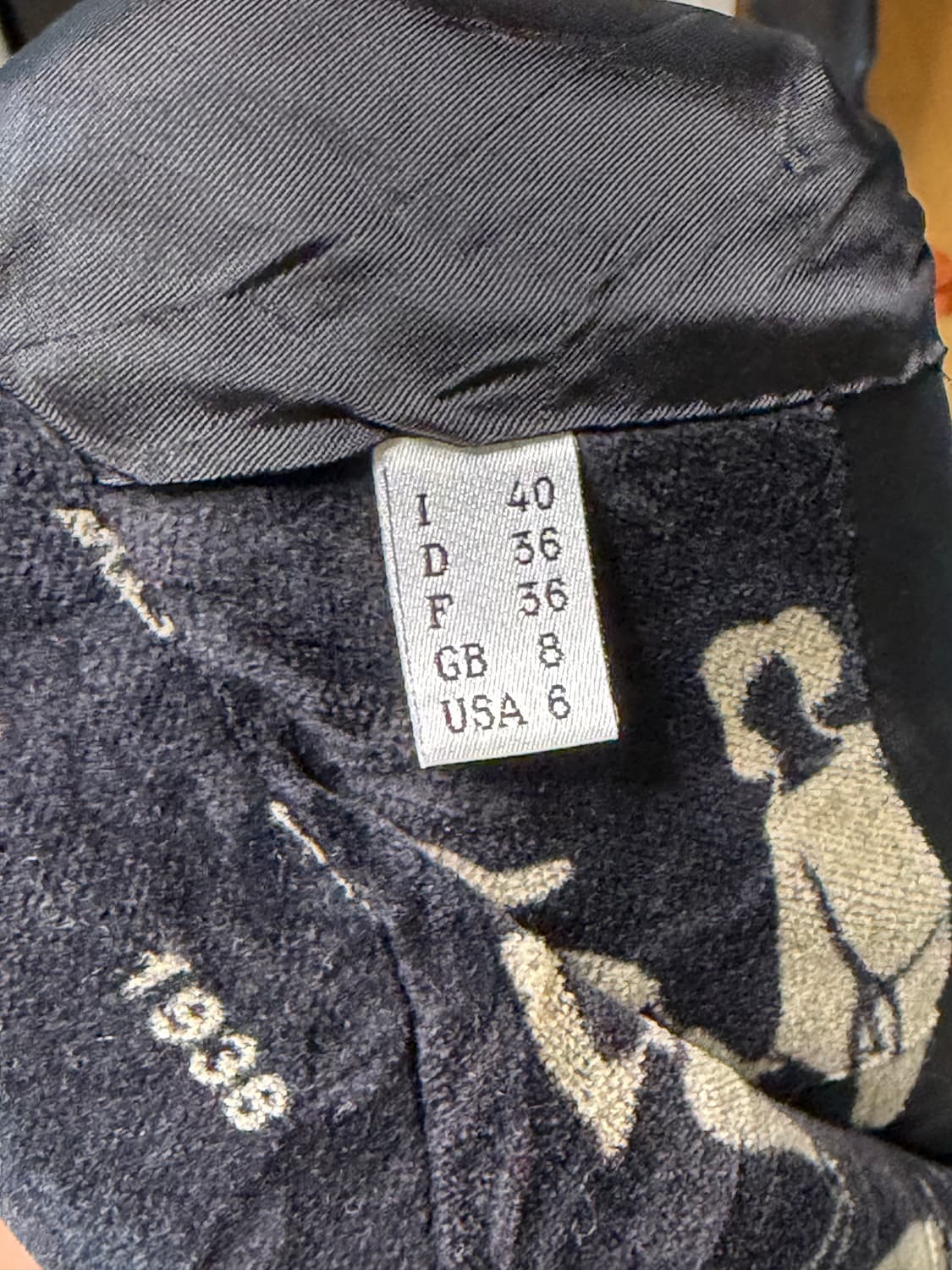 90s 모스키노 ‘Fashion Over the Years‘ 벨벳 자켓 상품이미지7