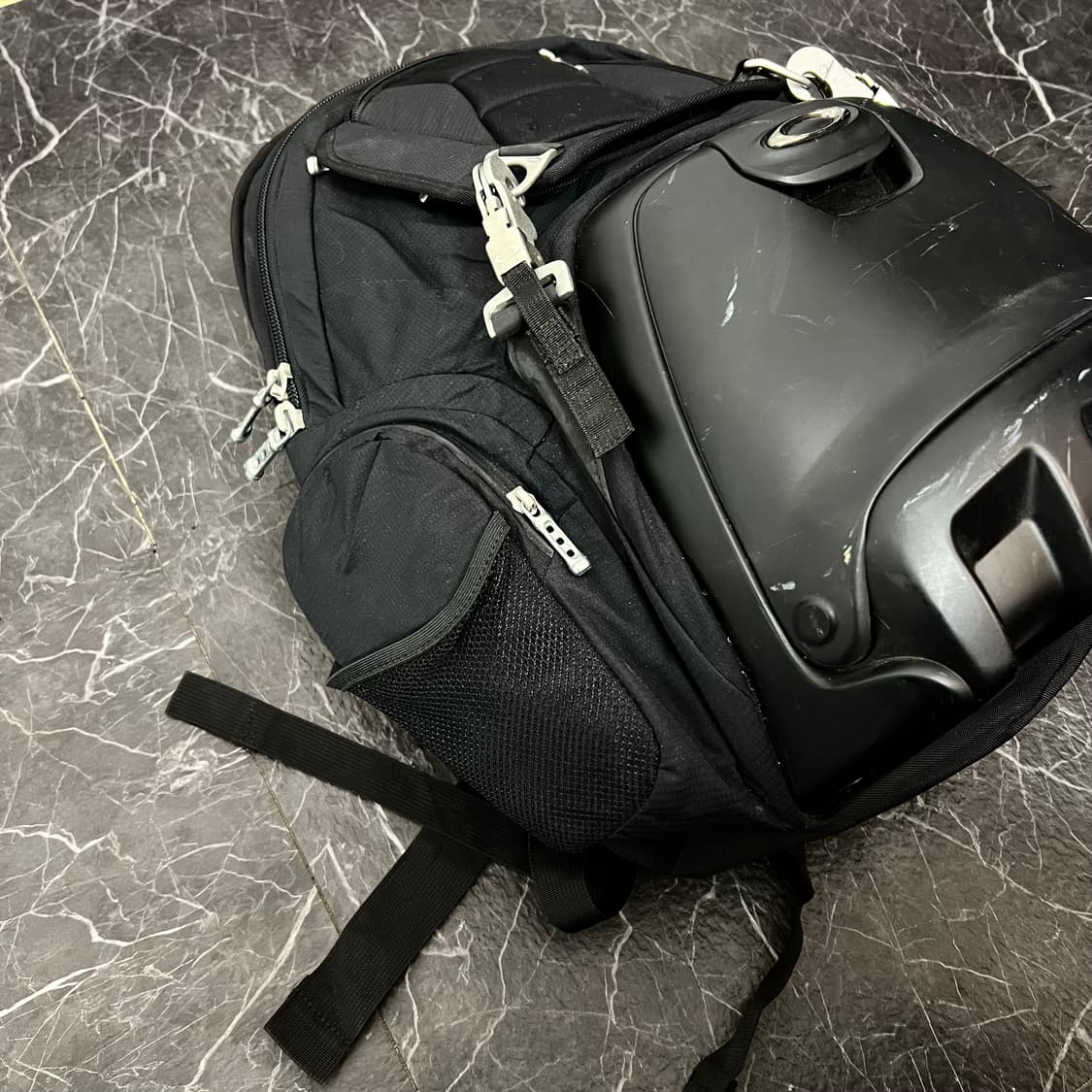 오클리 런치 박스 백팩 블랙 상품이미지4