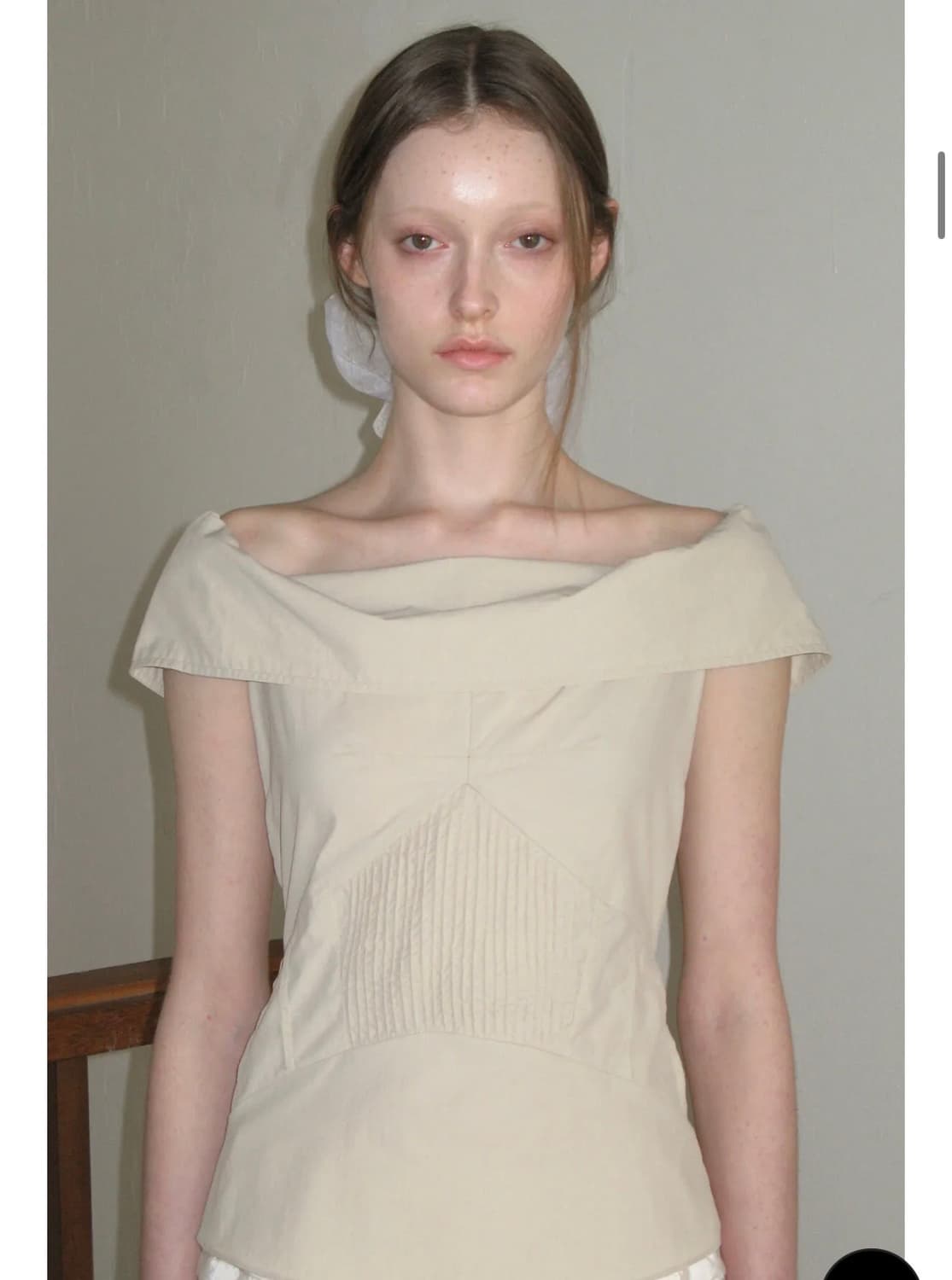 시눈 Off-Shoulder Pintuck 블라우스 라이트베이지 상품이미지1