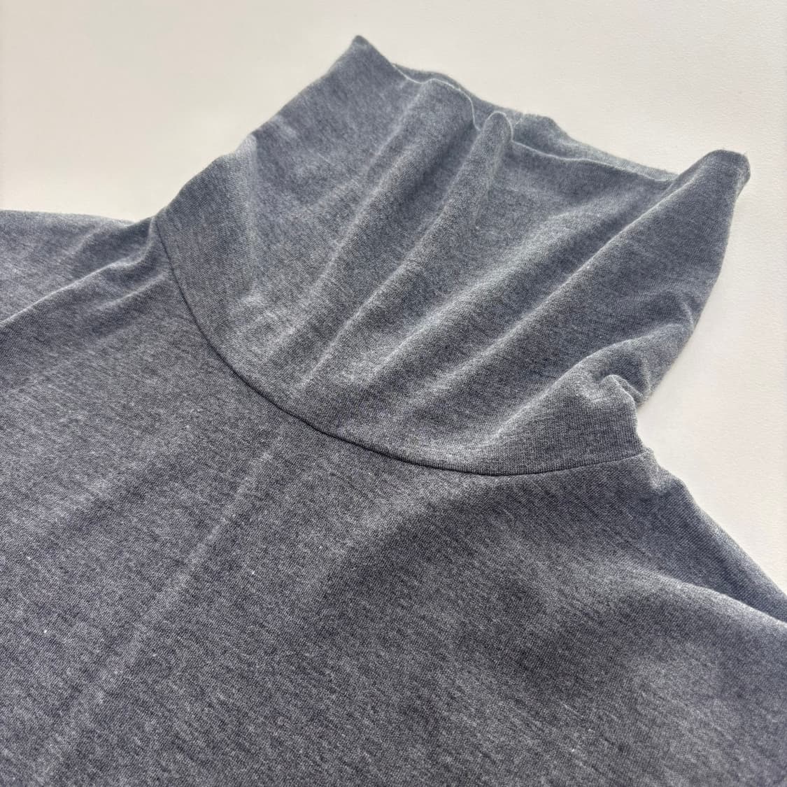 블랙업 회색 목폴라 티셔츠 상품이미지4