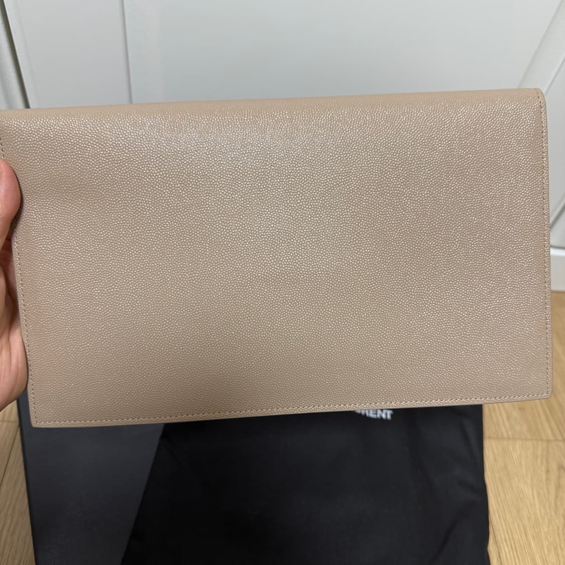 (새상품) 생로랑 업타운 엔벨로프 클러치 다크베이지 상품이미지4