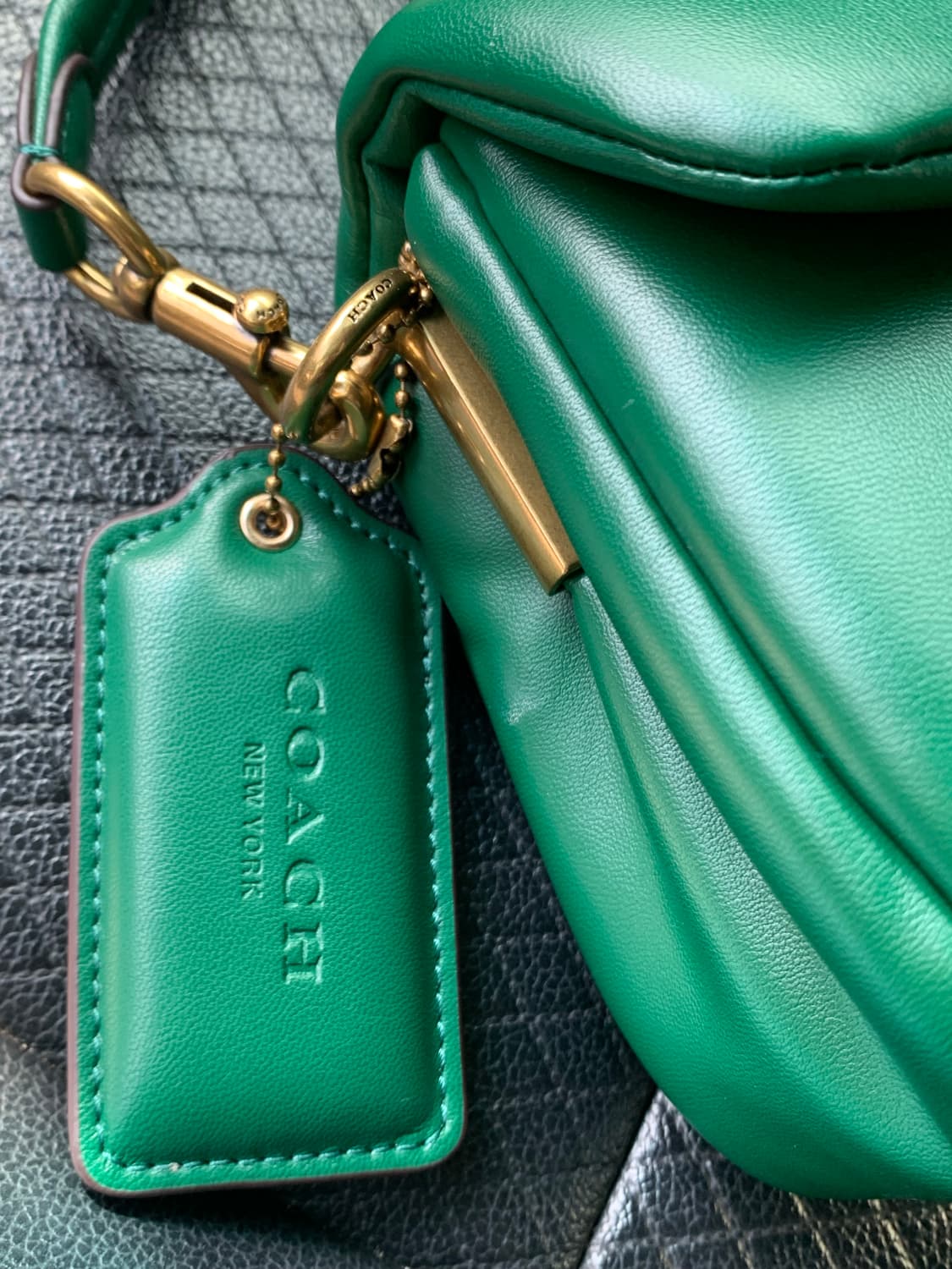 코치 필로우 태비 숄더백 26 그린 💚 상품이미지3