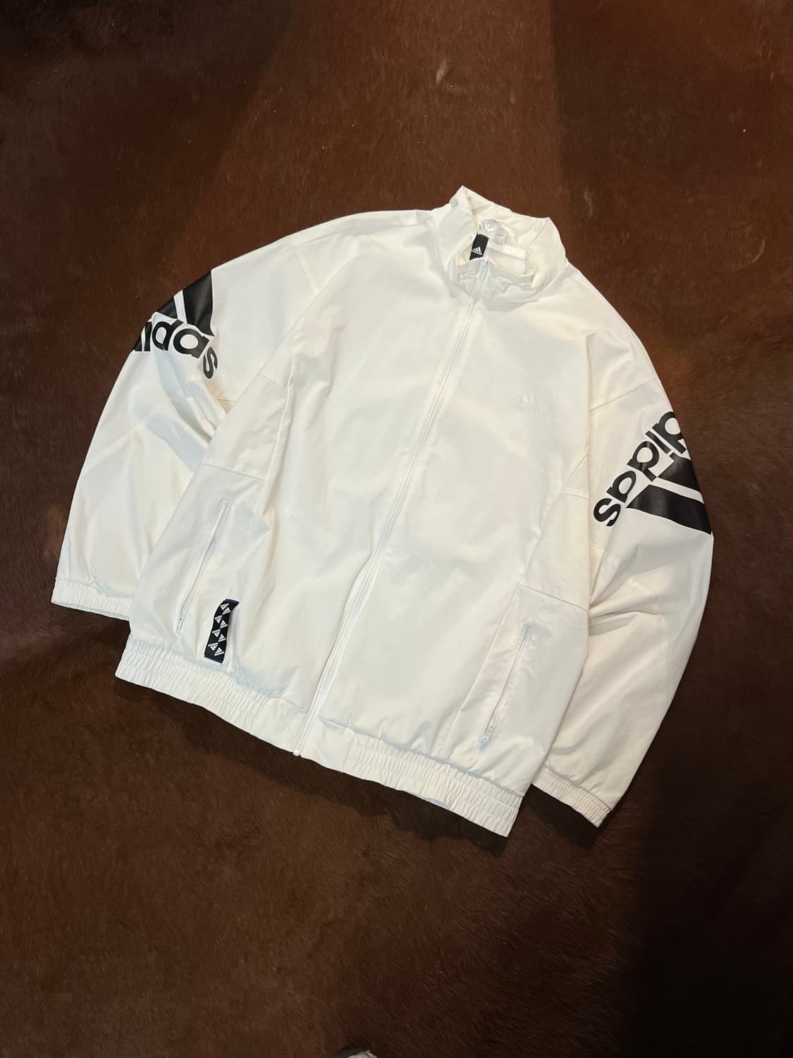아디다스 암 로고 바람막이 상품이미지3