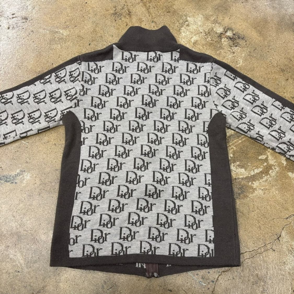 디올 브라운 초코 로고 패턴 니트 집업  상품이미지4