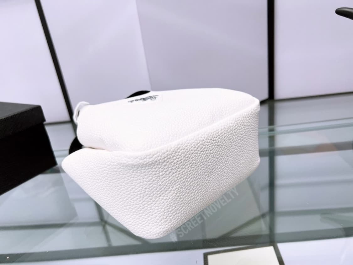 프라다 뷰티 레더 미니 토드백 화이트 풀박스  무료배송 상품이미지5