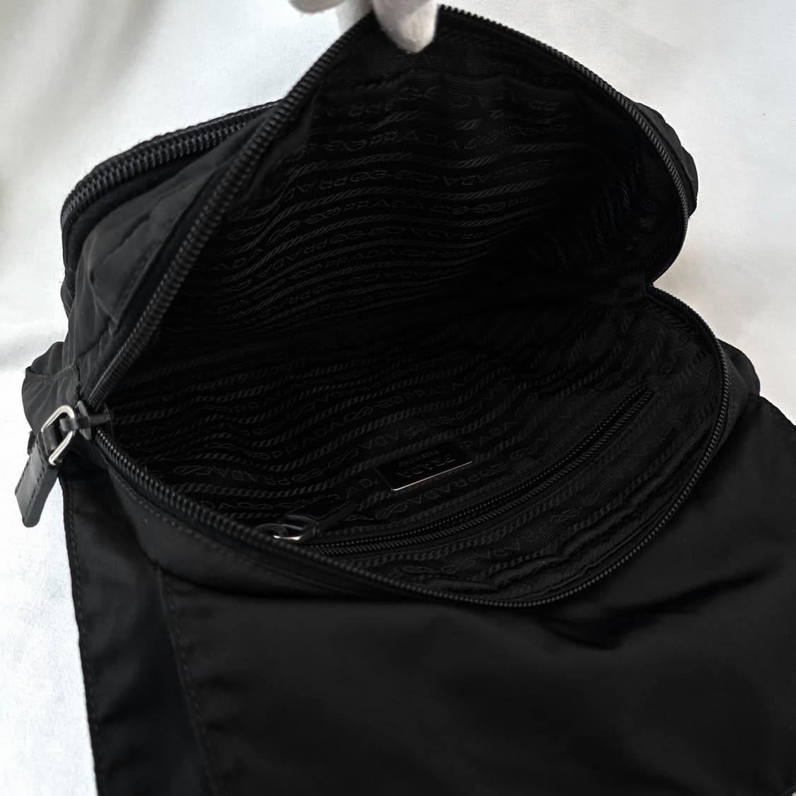 [정품 PRADA] 프라다 포코노 나일론 폴딩 크로스백 남녀공용 상품이미지7