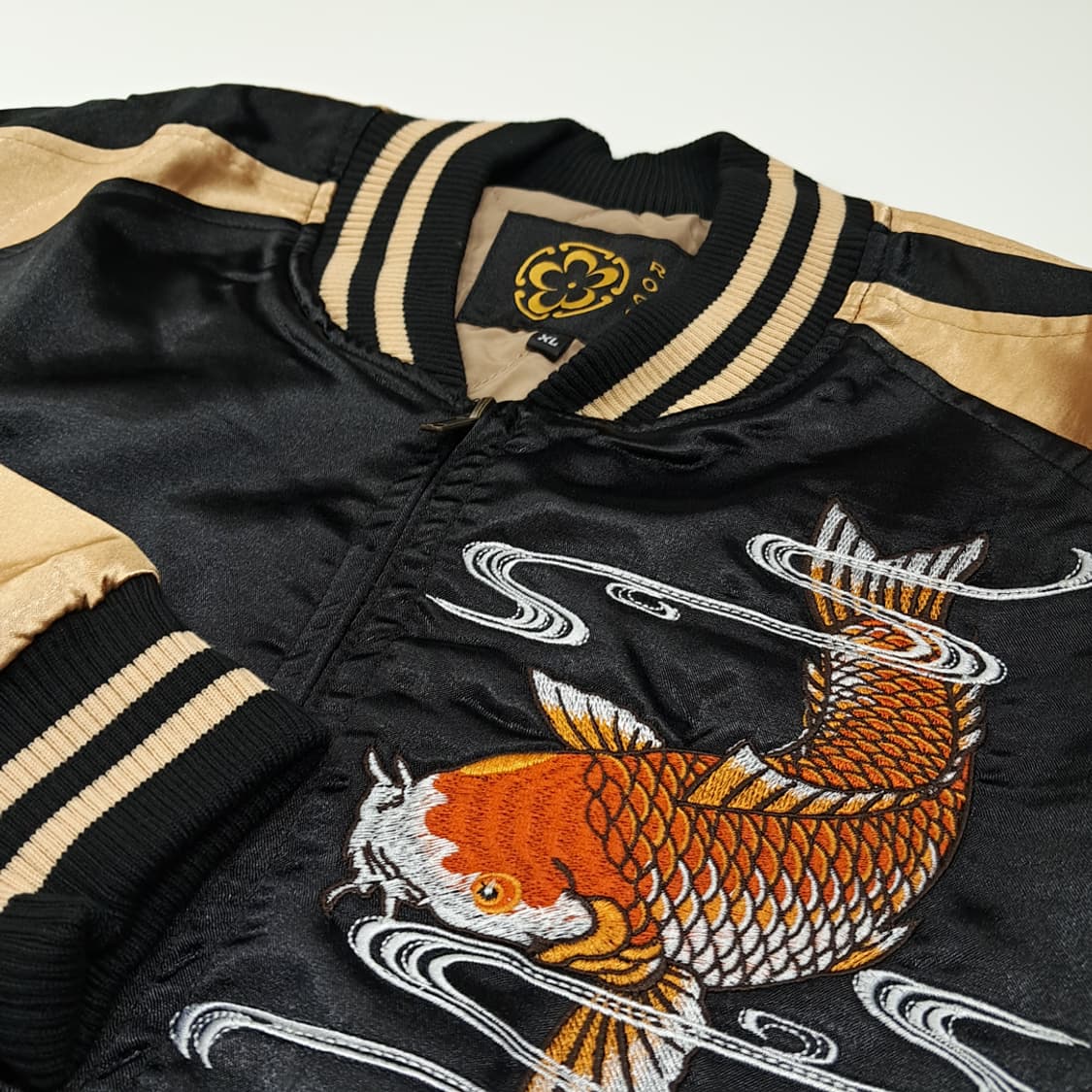 CL556 XL [새상품] 로그 새틴 골드 블랙 잉어 스카잔 자켓 상품이미지5