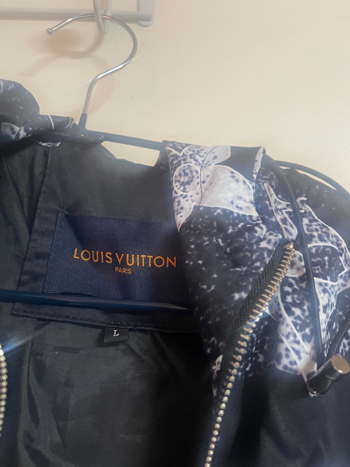 루이비통 모노그램 스프레이 후드 점퍼 판매 상품이미지2