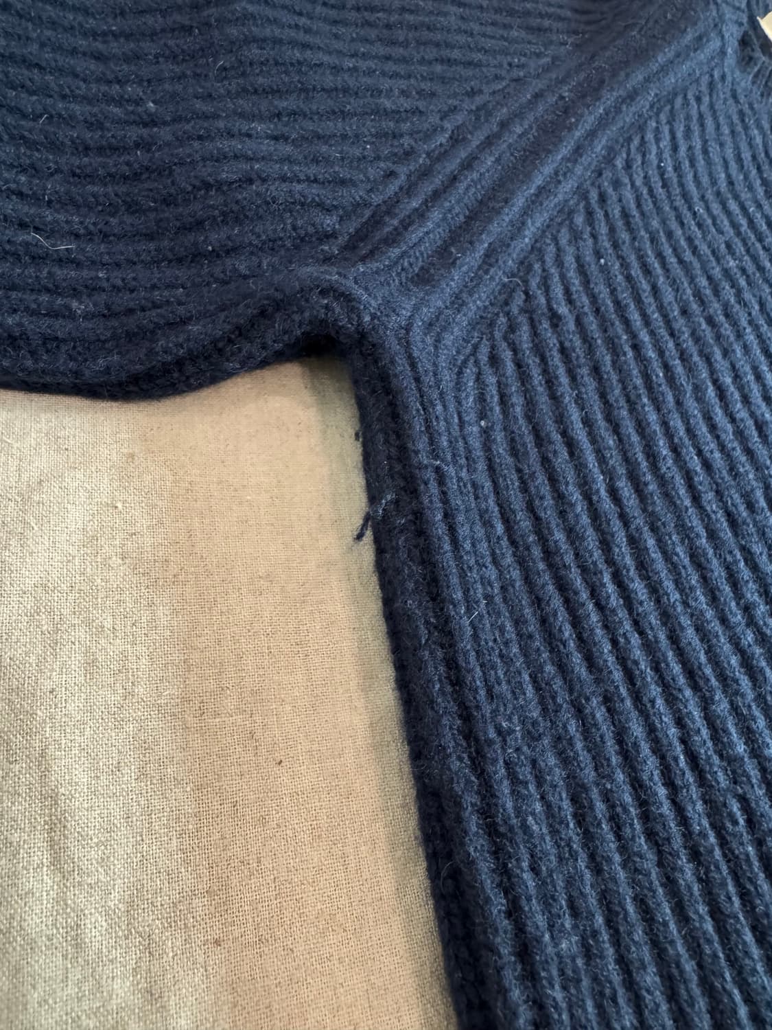 솔로이스트 14aw 캐시미어 네이비 스웨터 상품이미지9