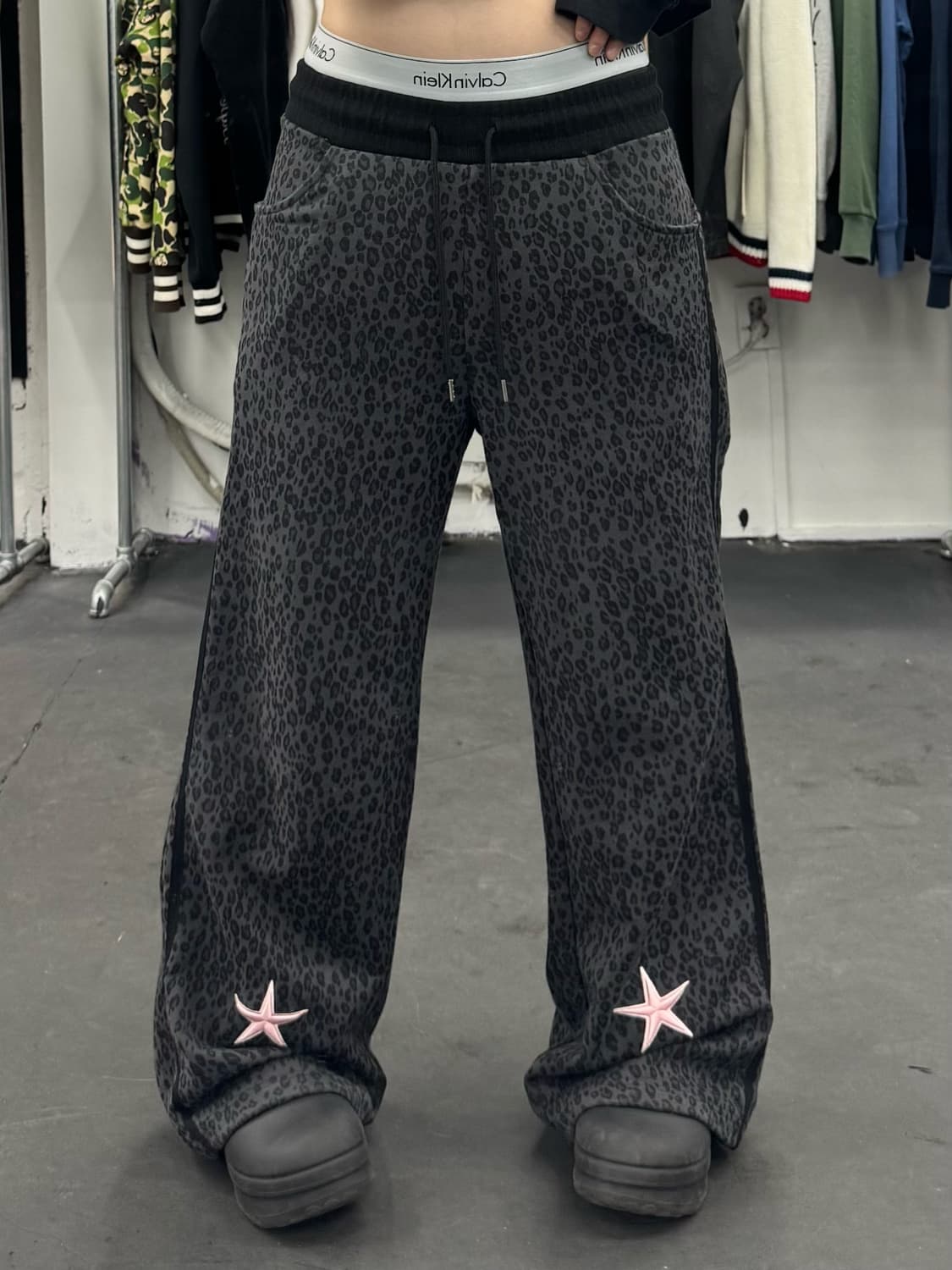 LUV IS TRUE 레오파드 스웻팬츠 상품이미지1