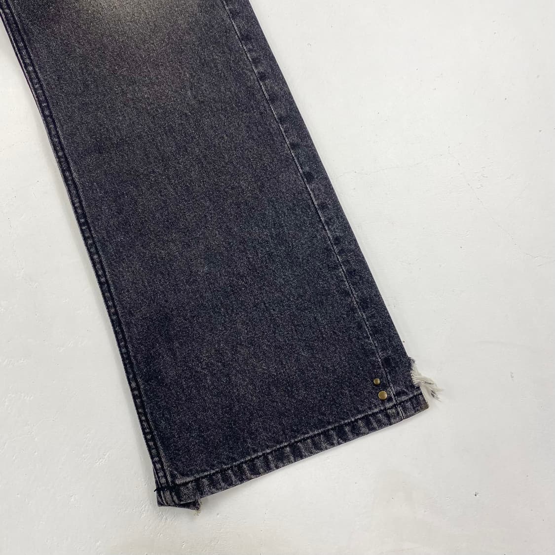 앤더슨벨 블랙 데미지 워싱 부츠컷 플레어 진 (32) 상품이미지4