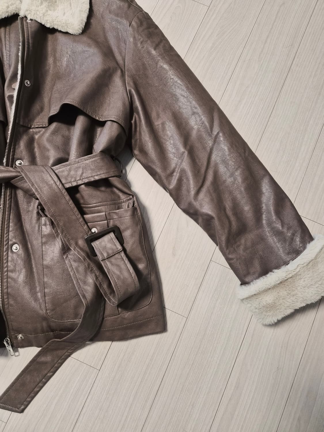 시크하고 따뜻한 양털 배색 무스탕 코트 상품이미지4